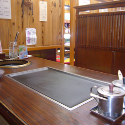 個人～団体様まで利用できる様に、様々な席があります。お好み焼きと焼肉を一緒に食べたい方も対応できますよ！