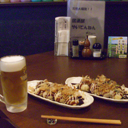 大阪名物のたこ焼き。ビールにもあいまっせ！！